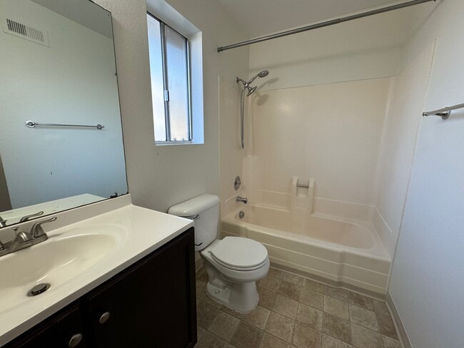 Building Photo - 1039 W Lincoln Ave