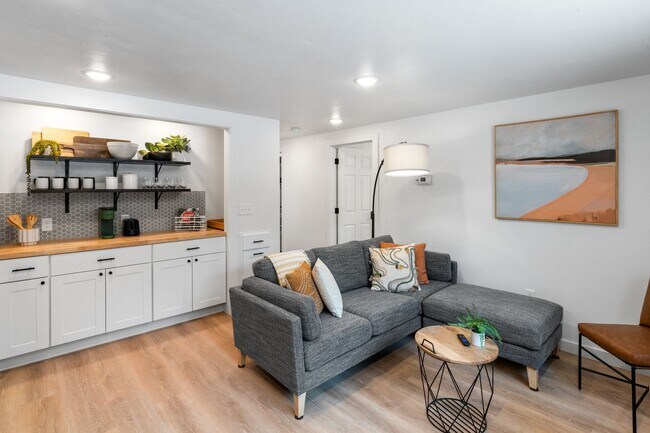 Building Photo - Stylish & Turnkey Furnished 2-BR Daylight Basement Apartment – Utilities + Wi-Fi Included