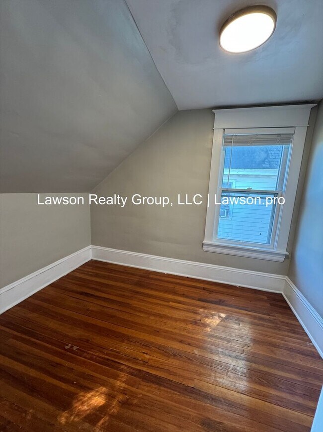 Building Photo - Three Bedroom Home - Walking Distance to G...