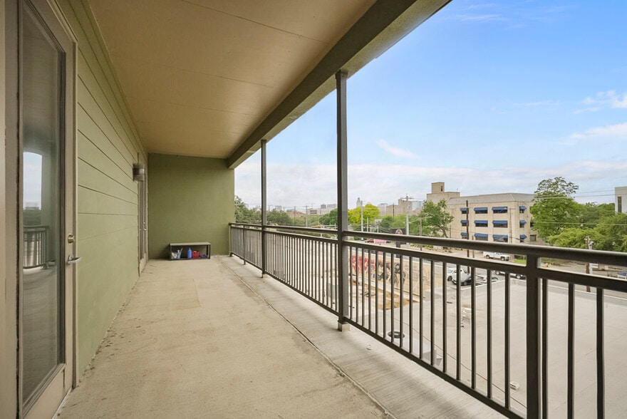 balcony - 911 Keith Ln