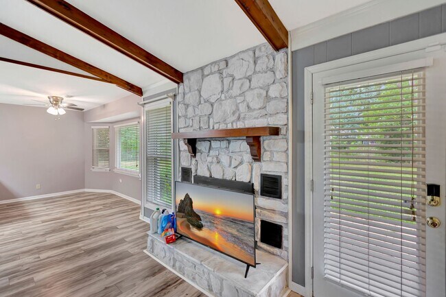 Building Photo - Charming Single-Story Home with Huge Backy...