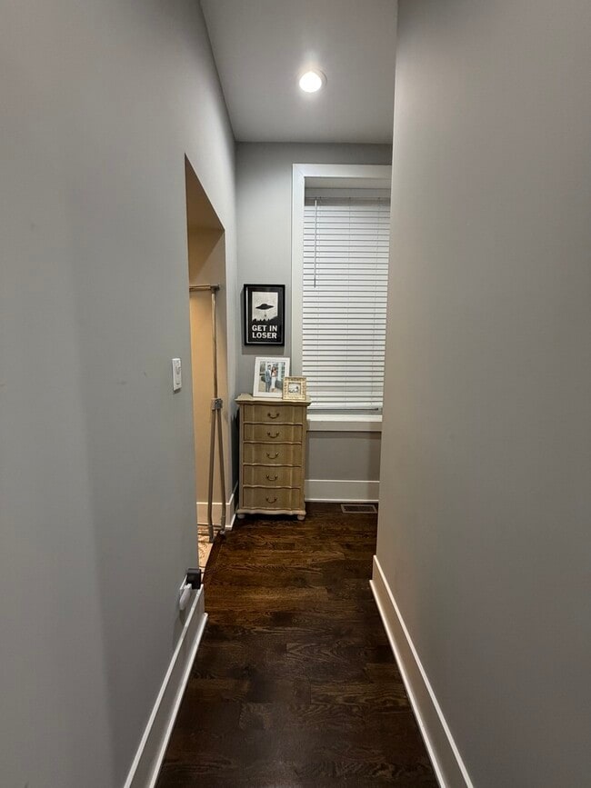 Building Photo - 1472 W Erie St