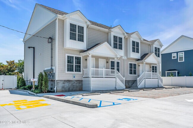 Building Photo - 604 Ocean Rd