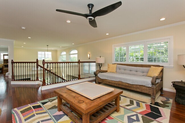 Building Photo - Diamond Head - Pet friendly - furnished 3 bedroom home with garage! Available now!