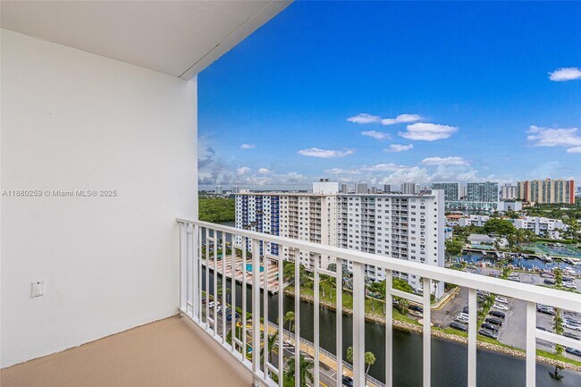 Building Photo - 500 Bayview Dr
