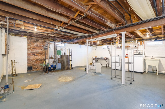 Building Photo - 783 Quaker Ln S