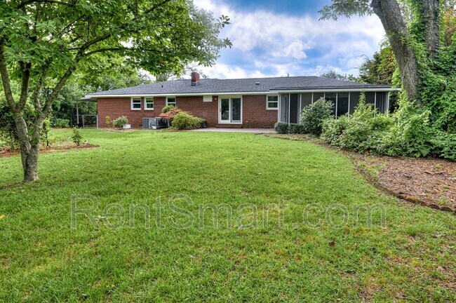 Building Photo - 202 Spring Dr