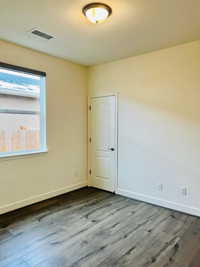 Building Photo - 1114 Lahontan Dr