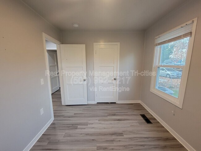 Building Photo - 400/402 Barth Ave