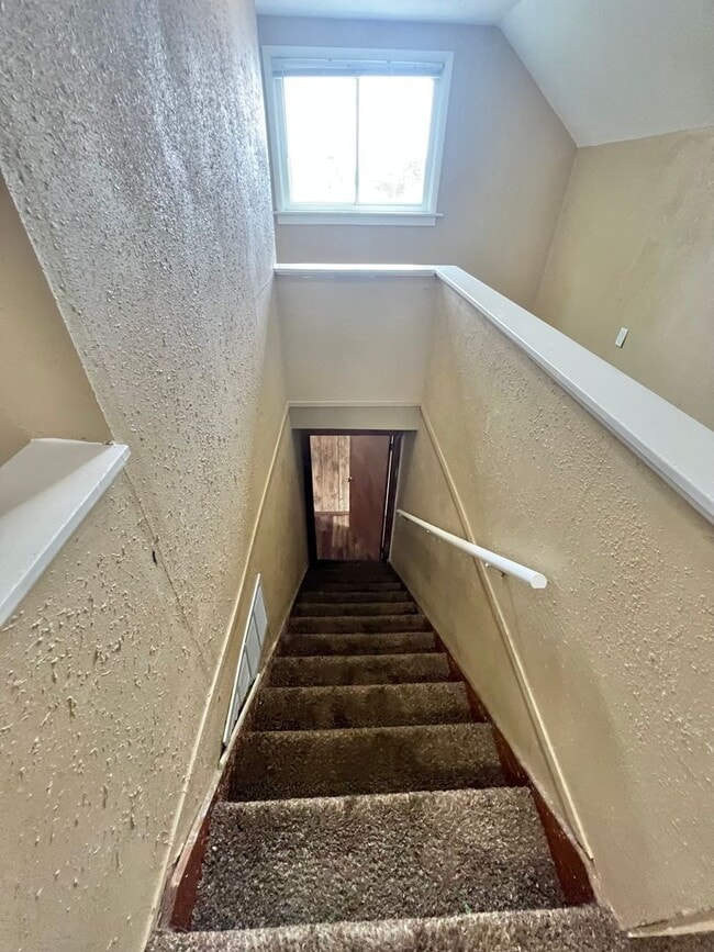 Building Photo - NEW LISTING! 3 Bedroom House!