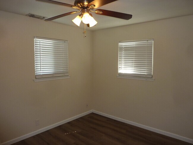 Building Photo - Centrally Located, Nicely Updated Througho...