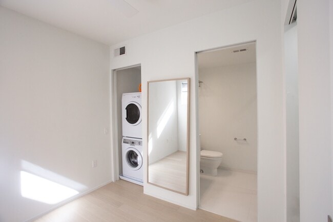 Building Photo - 2 Bed/2 Bath  Modern Condo in the Heart of Adams Morgan