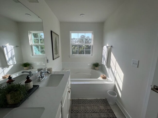 Building Photo - FULLY FURNISHED high-end beautiful 3 bedroom 3 1/2 bath home in Creekside Commons.