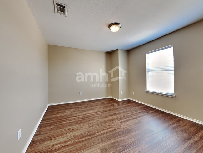 Building Photo - 729 Redwing Dr