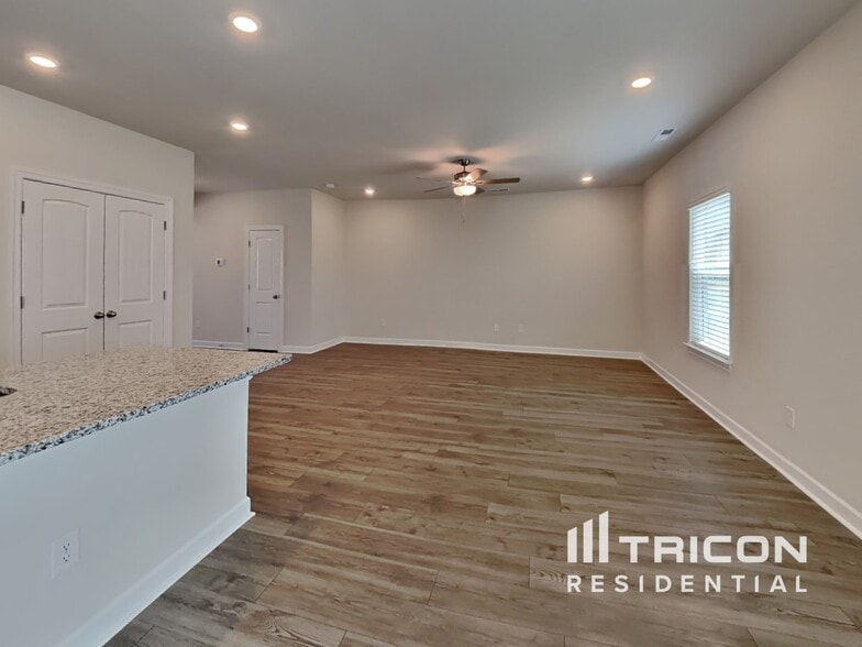 Building Photo - 3326 Quintana Dr