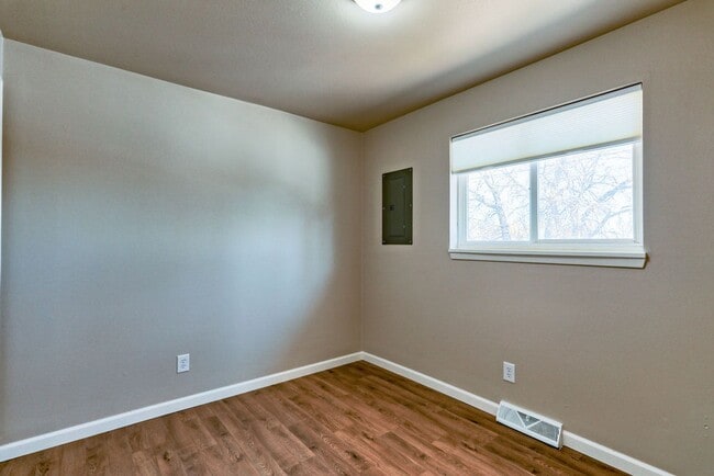 Building Photo - 2 Bedroom 1 Bath Duplex in the heart of Lo...