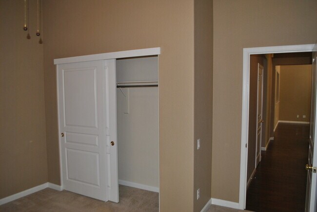 Building Photo - Gorgeous home in Springfield at Whitney Oaks