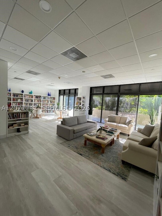 Building Photo - 1450 Brickell Bay Dr