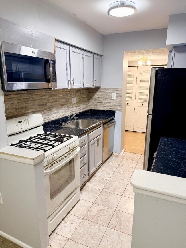 Building Photo - 5 Suntop Ct