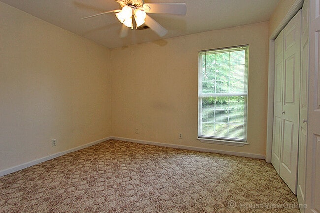 Building Photo - 2831 Hemlock Ct