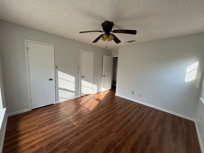 Building Photo - 807 Bass Cir