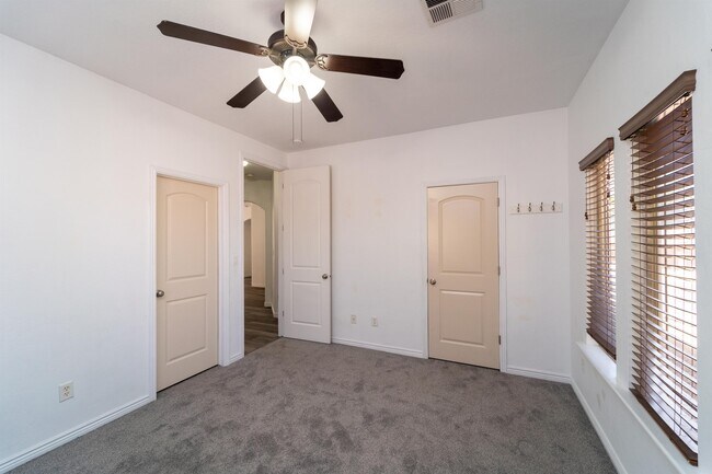 Building Photo - 1210 W Indian Hills Dr