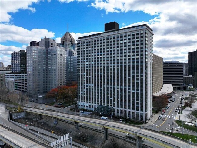 Building Photo - 320 Fort Duquesne Blvd