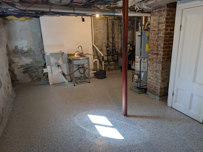 Building Photo - 9 Wall St