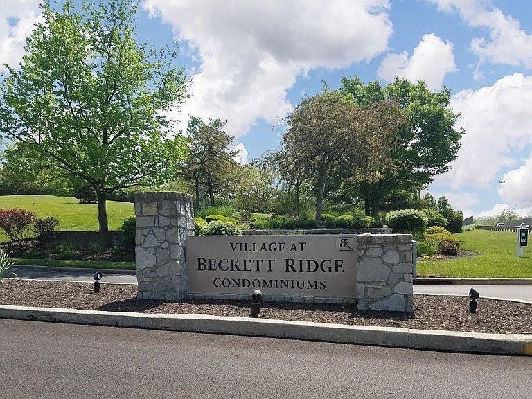 Complex entrance - 8892 Eagleview Dr