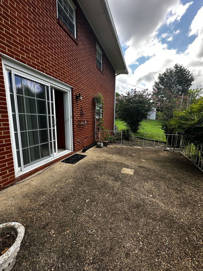 Building Photo - Partially furnished 3 bed/ 1.5 bath - Morristown, TN