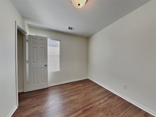 Building Photo - 16973 Scenic Knoll