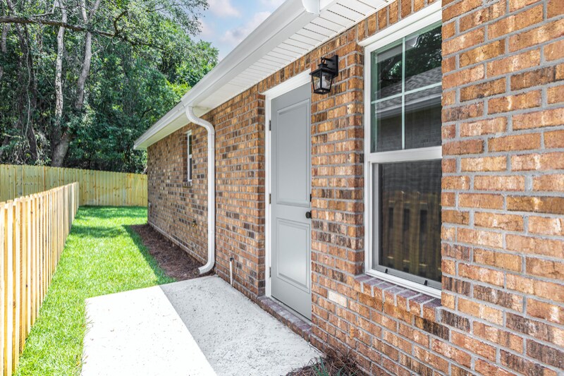 Building Photo - 452 Reeves St