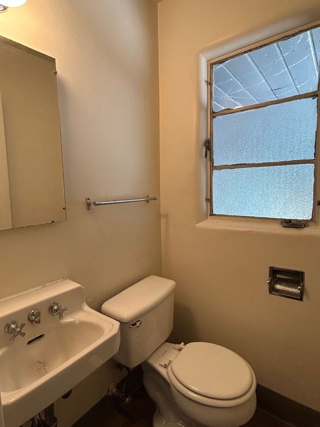 Building Photo - 1020 Warner St