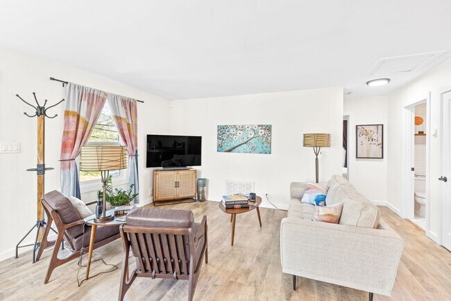 Building Photo - Fully Furnished 3-Bedroom, 1-Bath Modern Bungalow