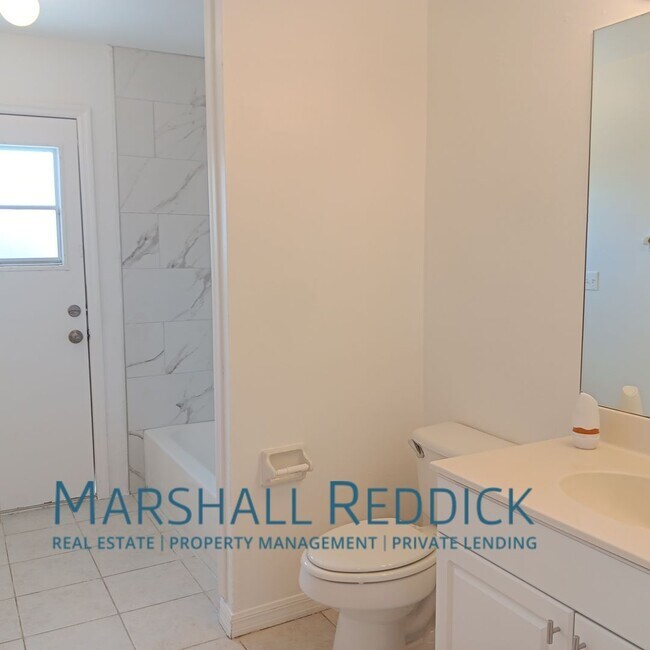 Building Photo - Pool Home 3 Bedroom,with a Den 2 Bath in d...