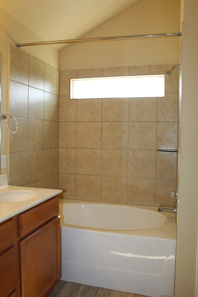 Building Photo - ALMOST NEW, CUTE 3 BEDROOM, 2 BATH