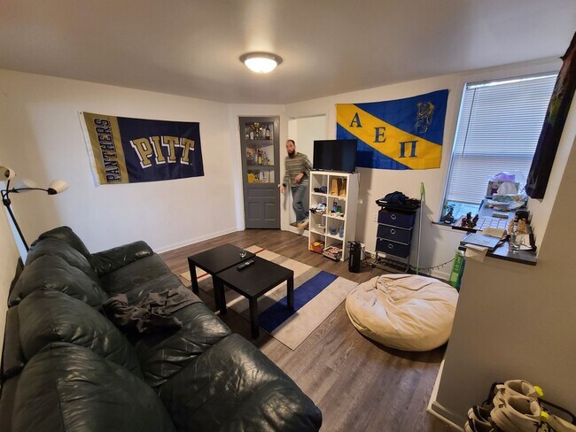 Building Photo - SPACIOUS 4 BEDROOM IN THE HEART OF OAKLAND - AVAILABLE FOR AUGUST