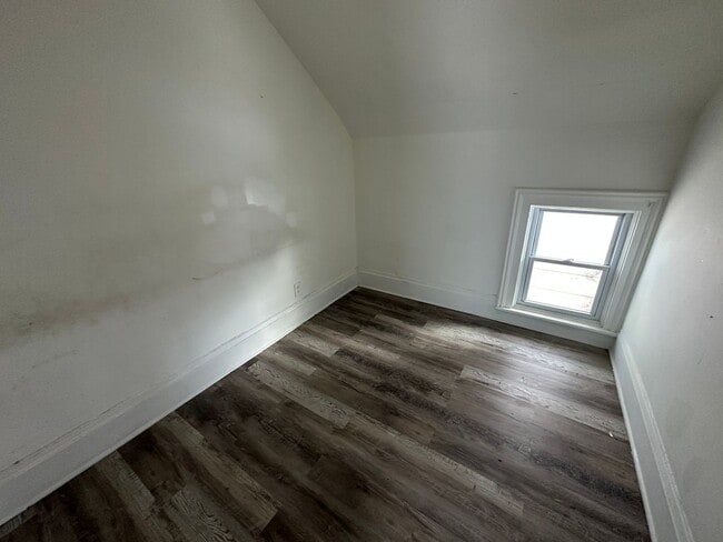 Building Photo - 190 Young St