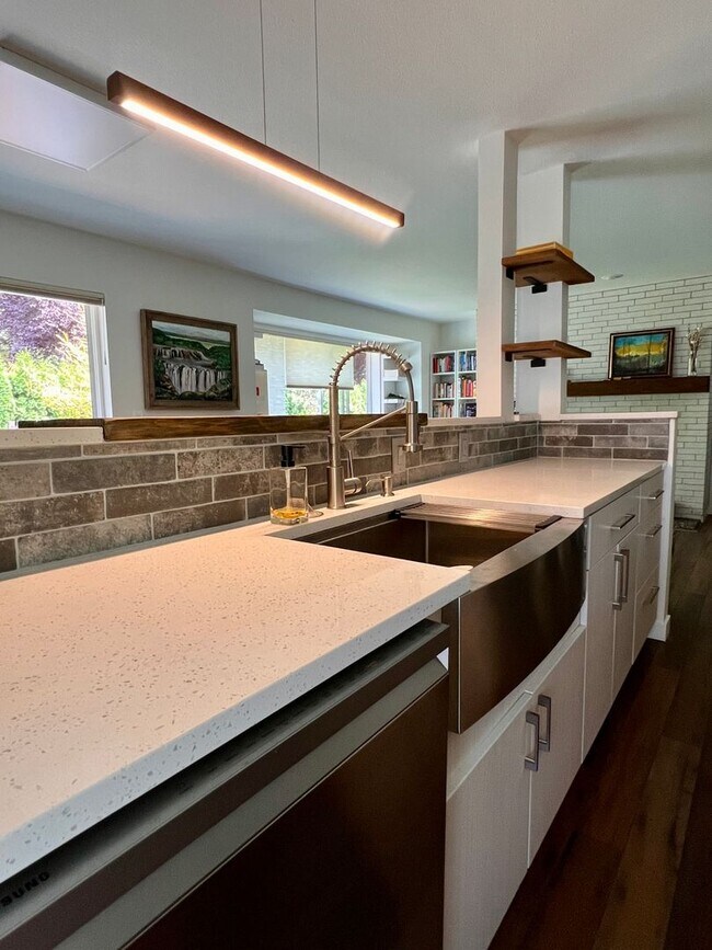Building Photo - Quiet Downtown Kirkland Condo Available 8/6/26