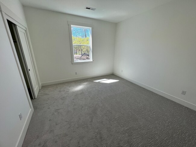 Building Photo - 210 Bogey Ln