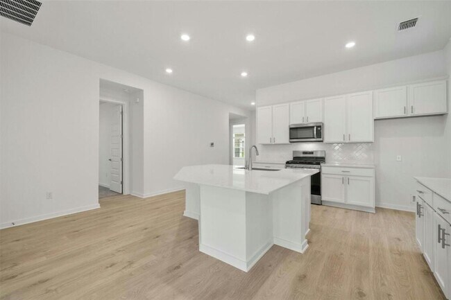 Building Photo - 2309 Magnolia Hl Dr