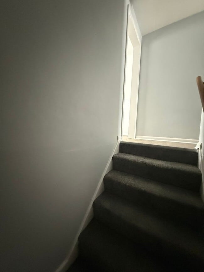 Building Photo - 4 Bedroom / 1 Bathroom House