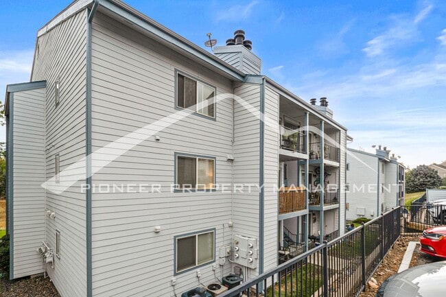 Building Photo - Great Condo with Central AC and Community Pool!