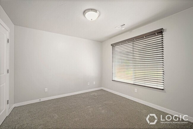 Building Photo - 1733 W 10 S