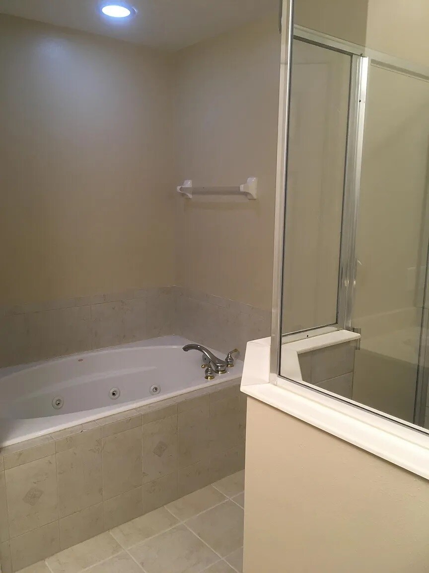 Building Photo - 10316 Fallsgrove St