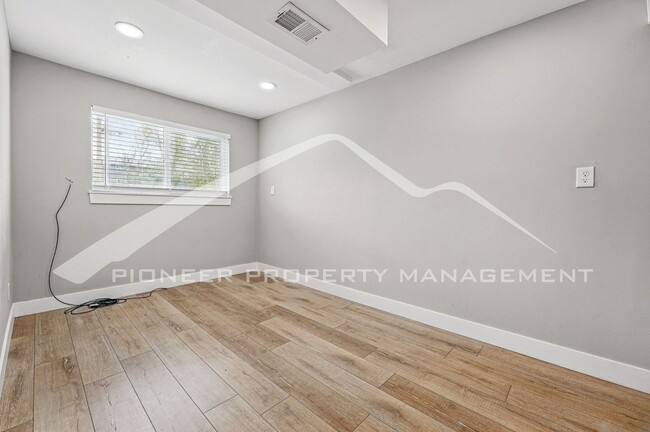 Building Photo - Spacious Duplex with Washer/Dryer and Cent...
