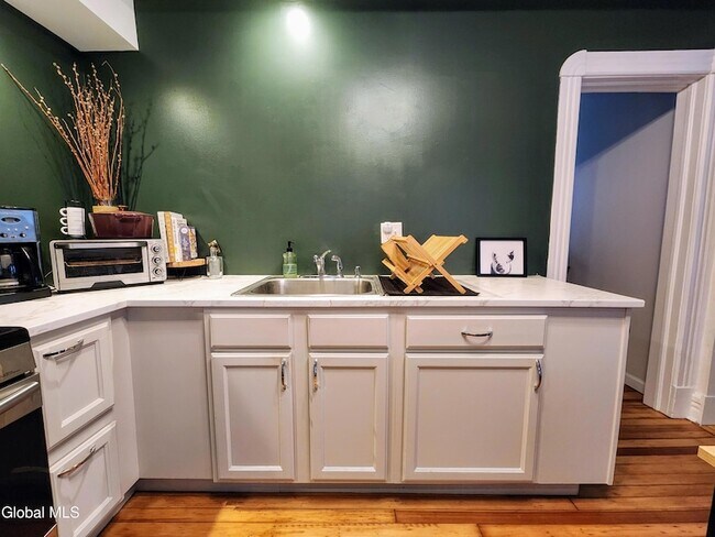 Building Photo - 11 Ingersoll Ave