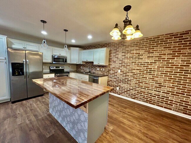 Building Photo - Three bedroom with finished basement in Hamburg!