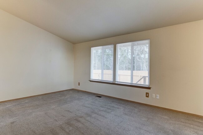 Building Photo - 3 Bedroom 2 Bathroom Home Near Fort Nugent Park!