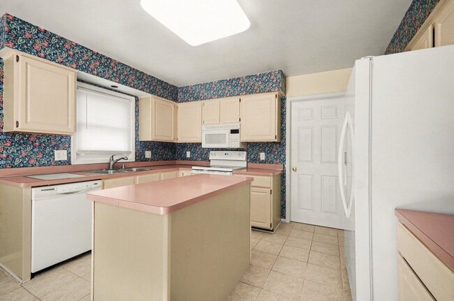 Building Photo - 456 Essex Dr